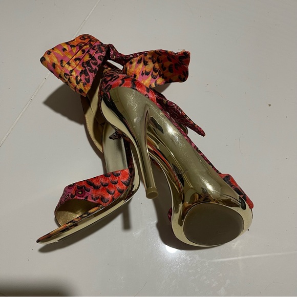 Gold Paisley Bow Stiletto Heels - Picture 6 of 7